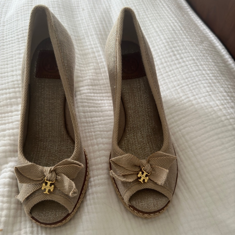 New with out box Tory Burch Peep toe espadrille wedge in Beige size 5.